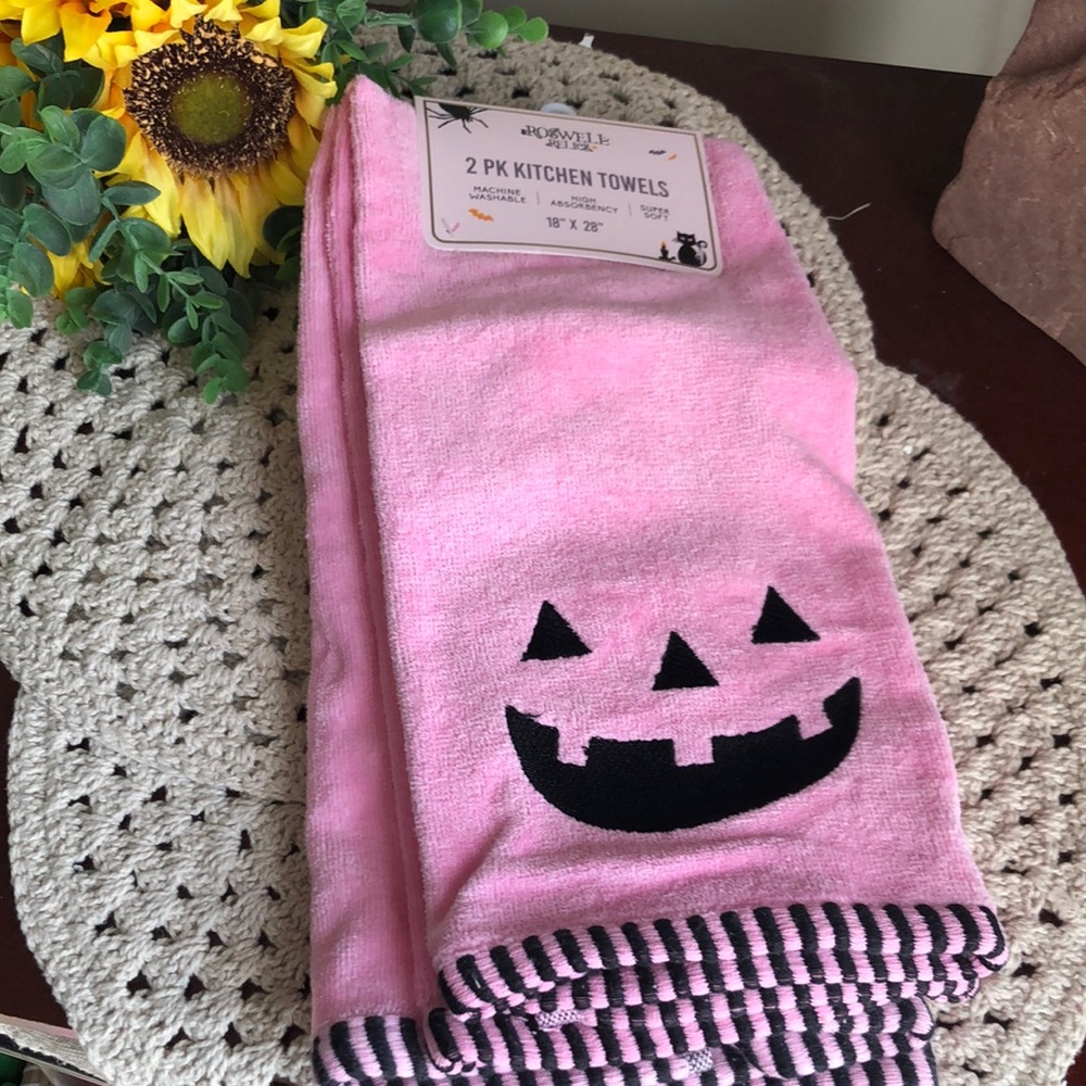 2-Pack Pink Halloween Kitchen Towels with Jack-O'-Lantern Design